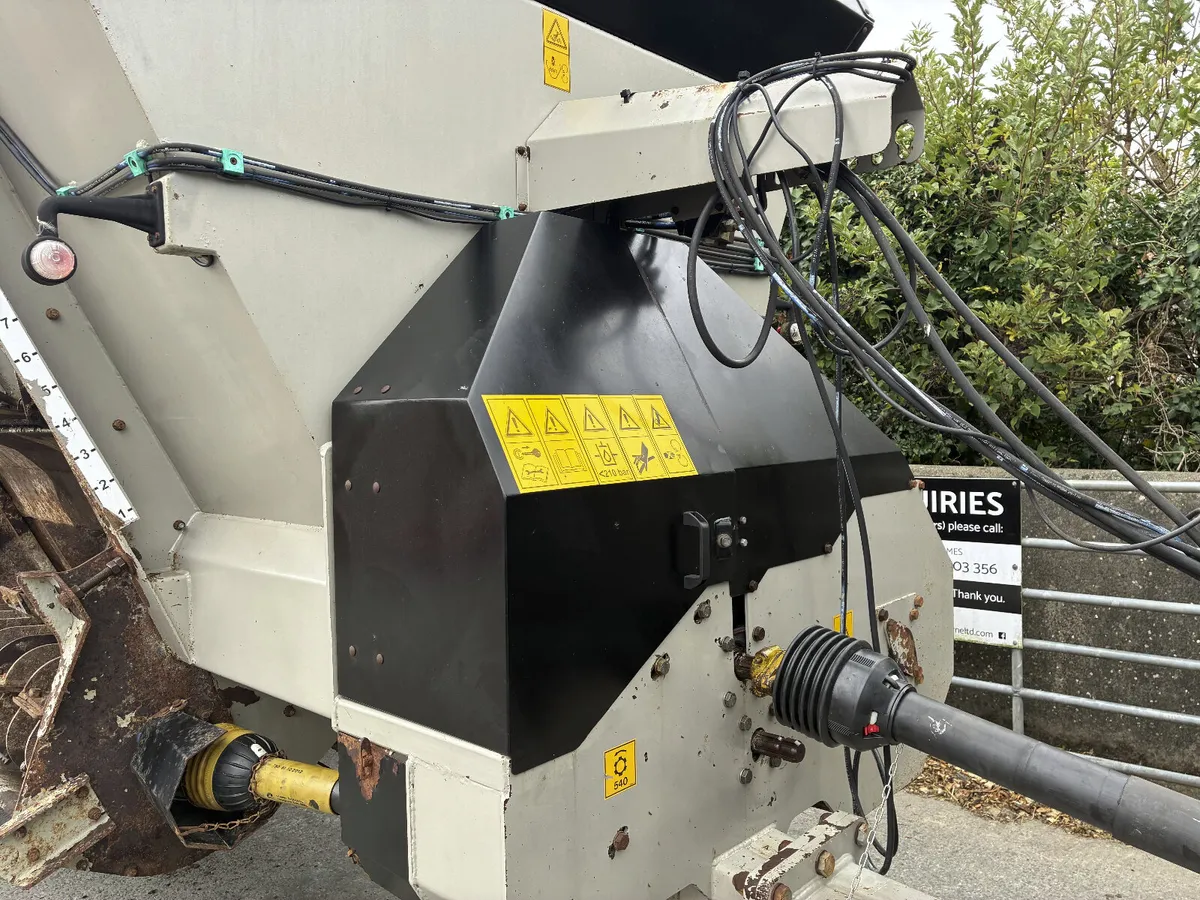 Shelbourne Reynolds Powerspread Pro 2300 Spreader - Image 2