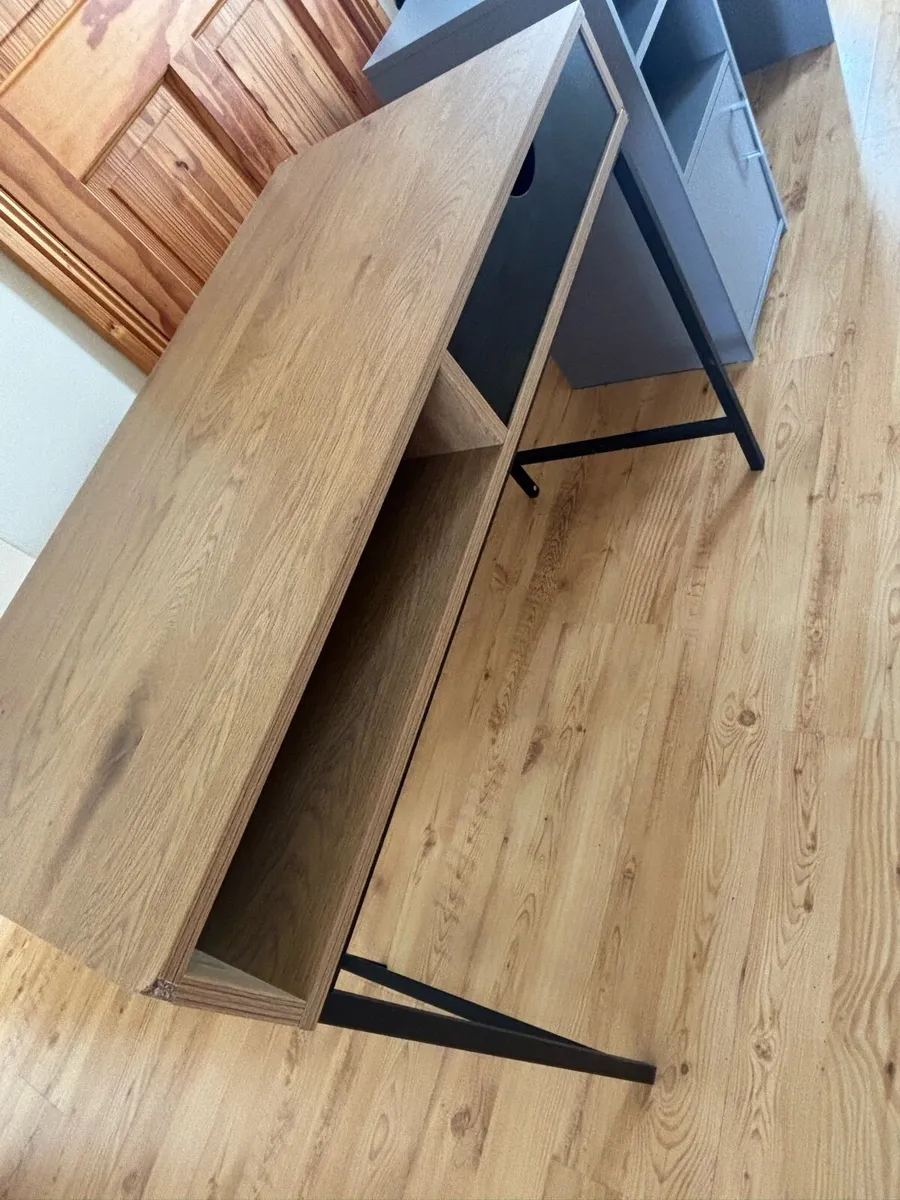Study desk - Image 1