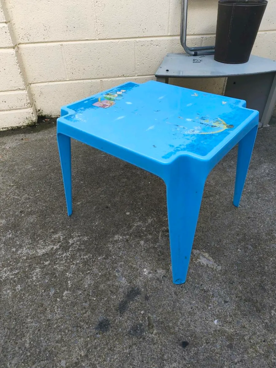 Kids table - Image 1