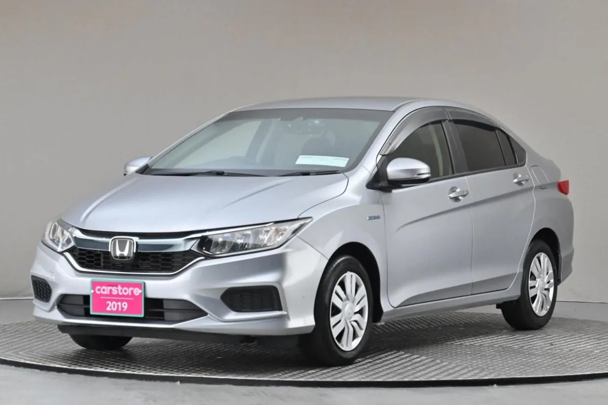 Honda Grace 1.5 Hybrid 4DR Auto  reverse Cam - Image 3