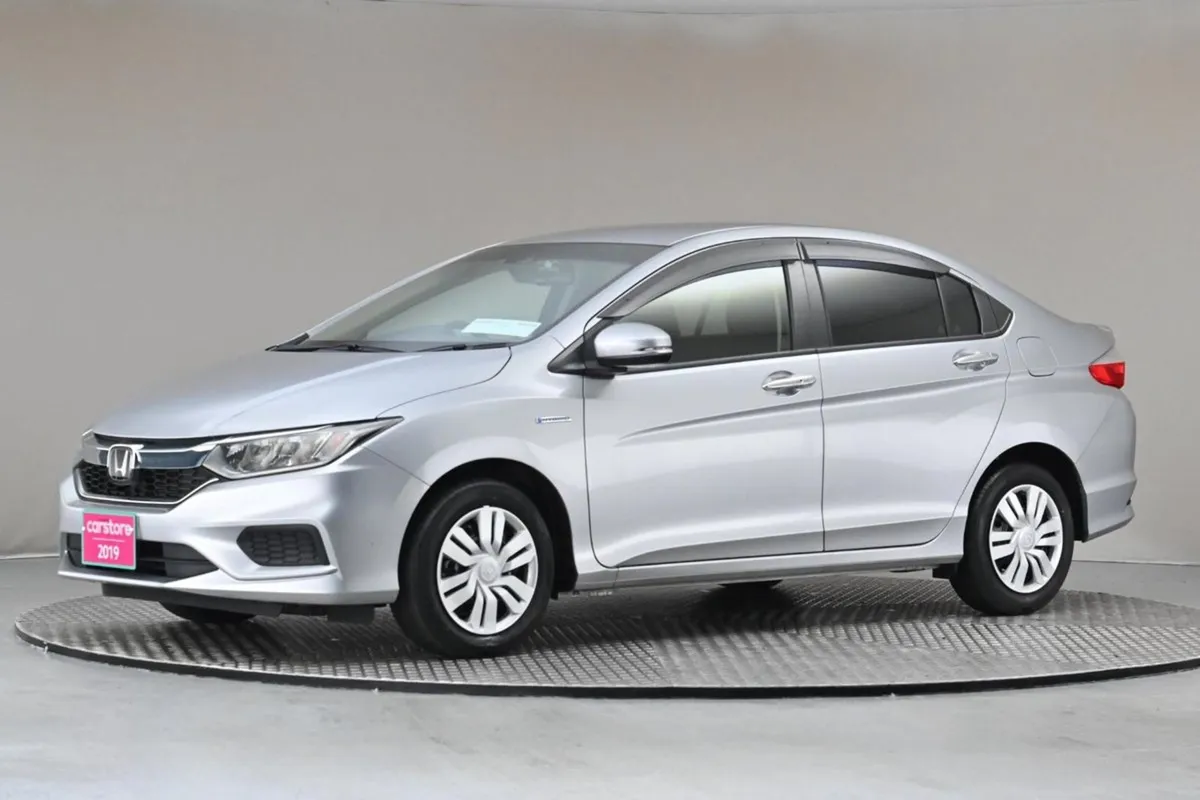 Honda Grace 1.5 Hybrid 4DR Auto  reverse Cam - Image 4