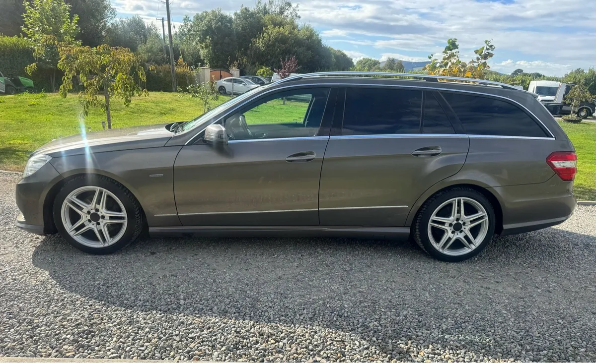 Mercedes E200 7 Seater - Image 3