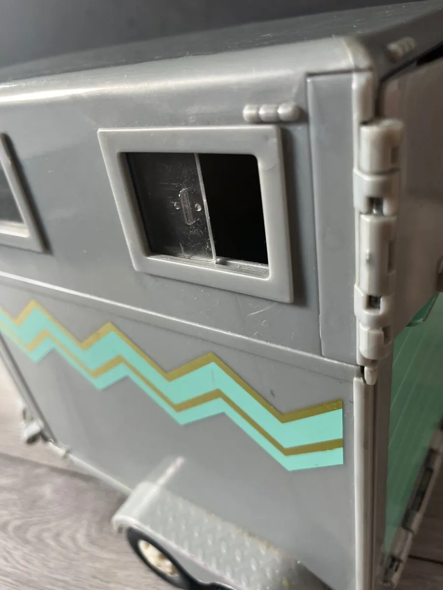 Barbie horse box - Image 1