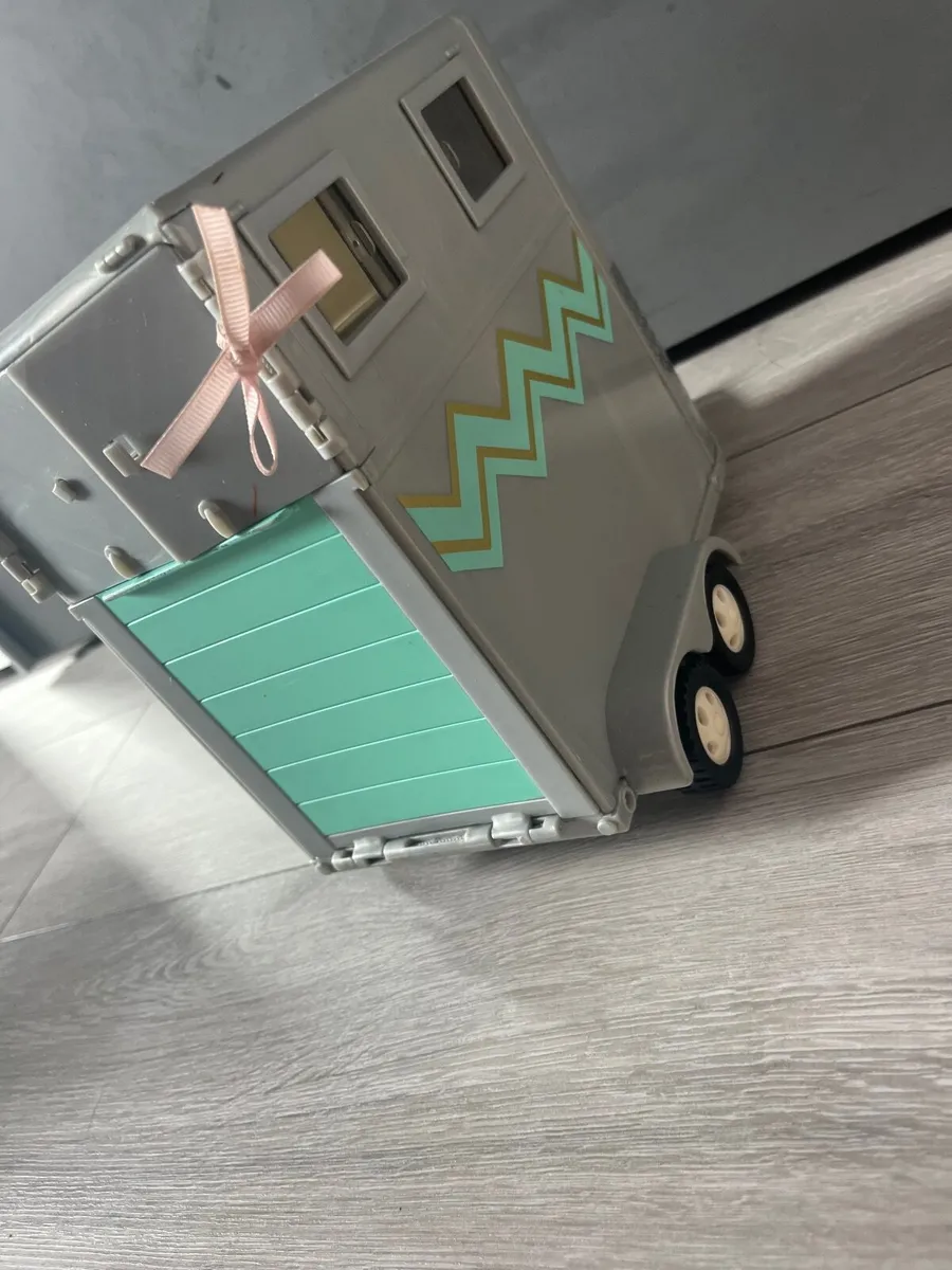 Barbie horse box - Image 2