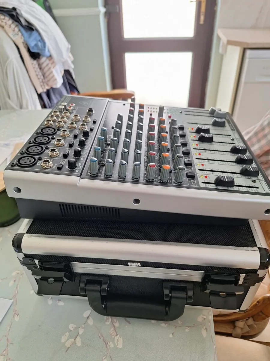 Berhinger mixer 1024 usb with case - Image 1