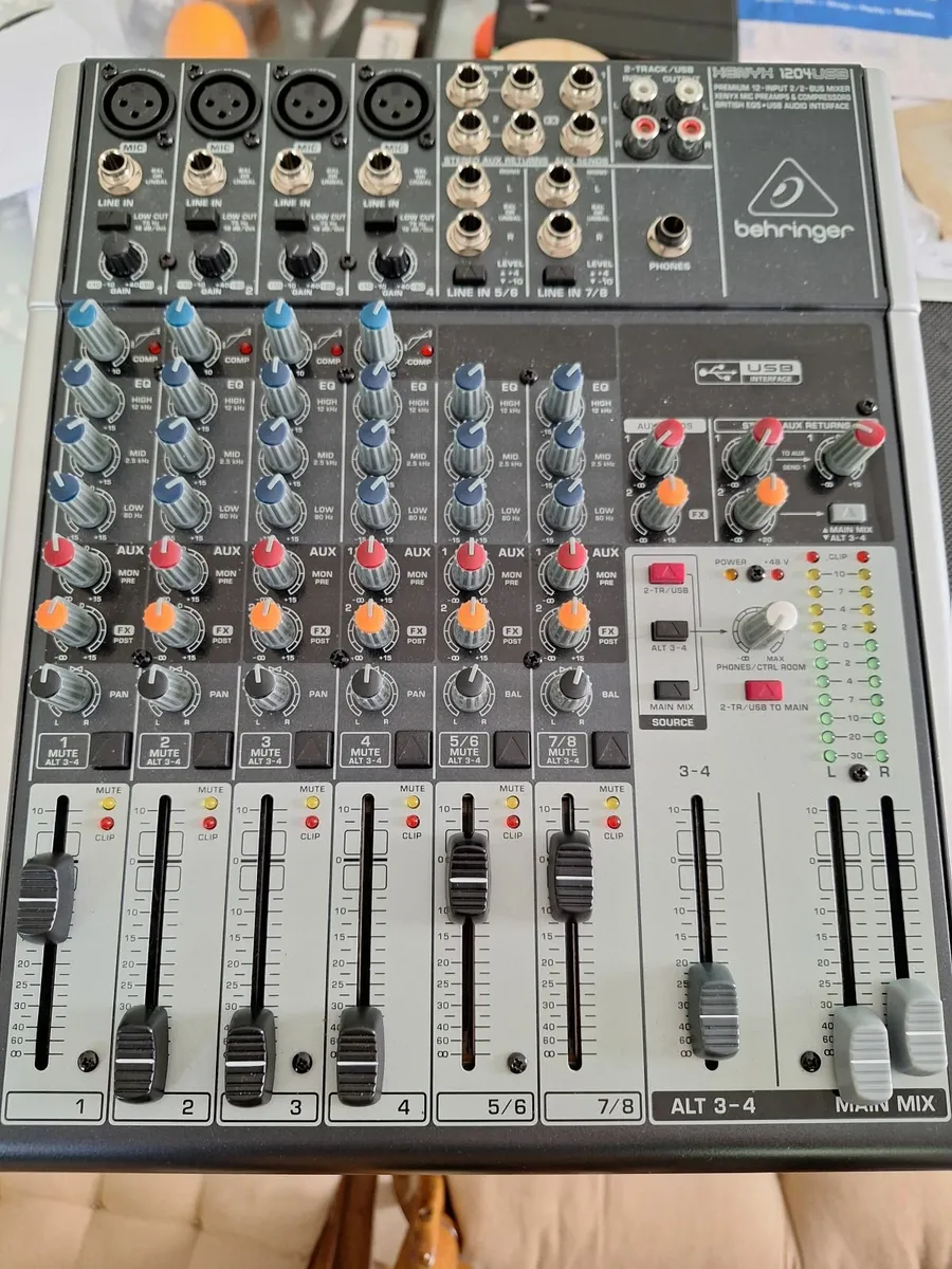 Berhinger mixer 1024 usb with case - Image 2
