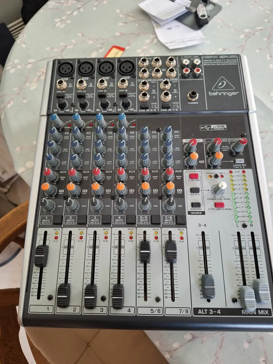 Berhinger mixer 1024 usb with case - Image 3