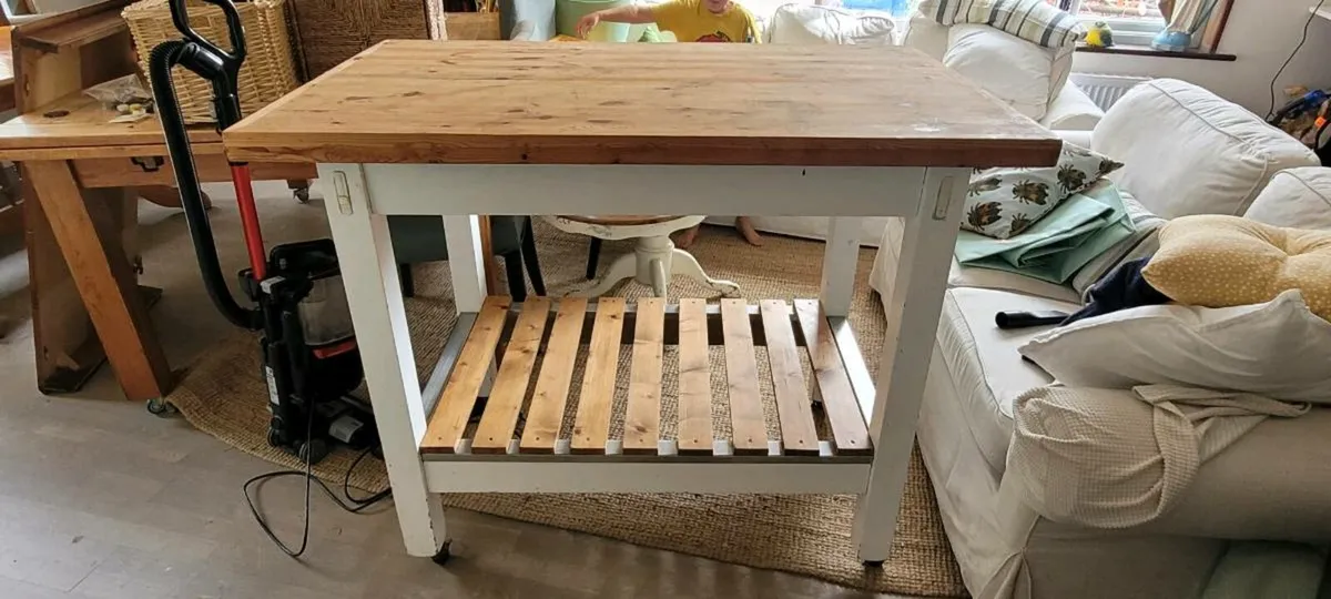Butcher block Island. Solid wood on castors - Image 1