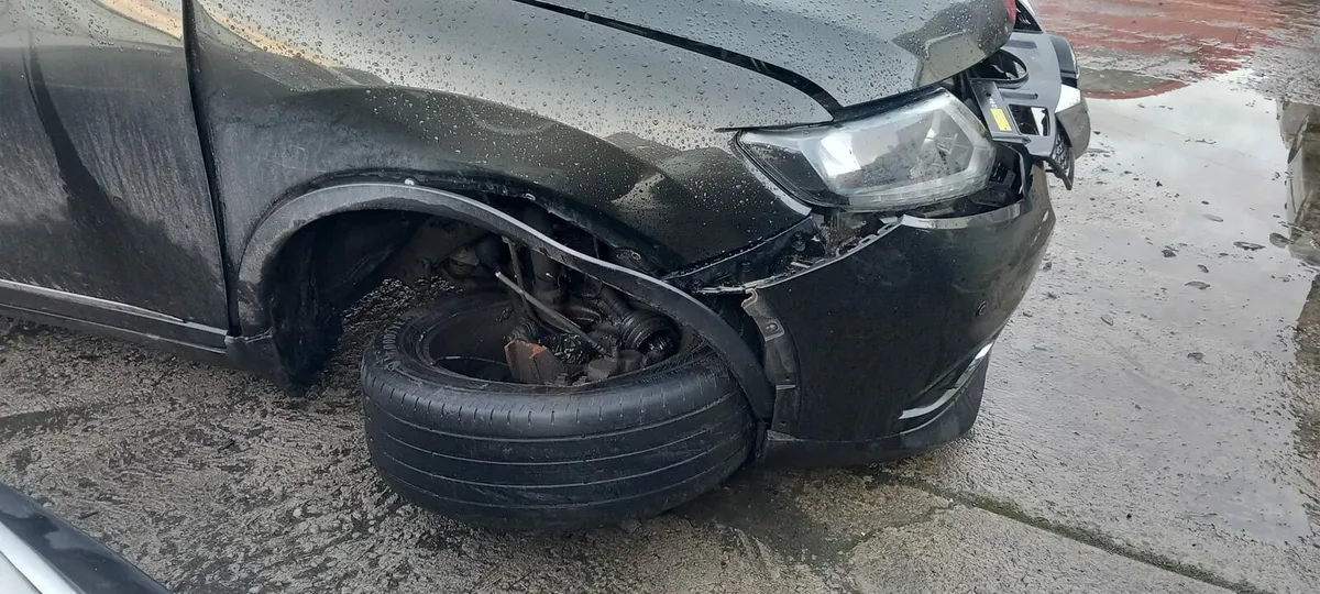 2017 Nissian x trail 7 seater damaged repairable - Image 2
