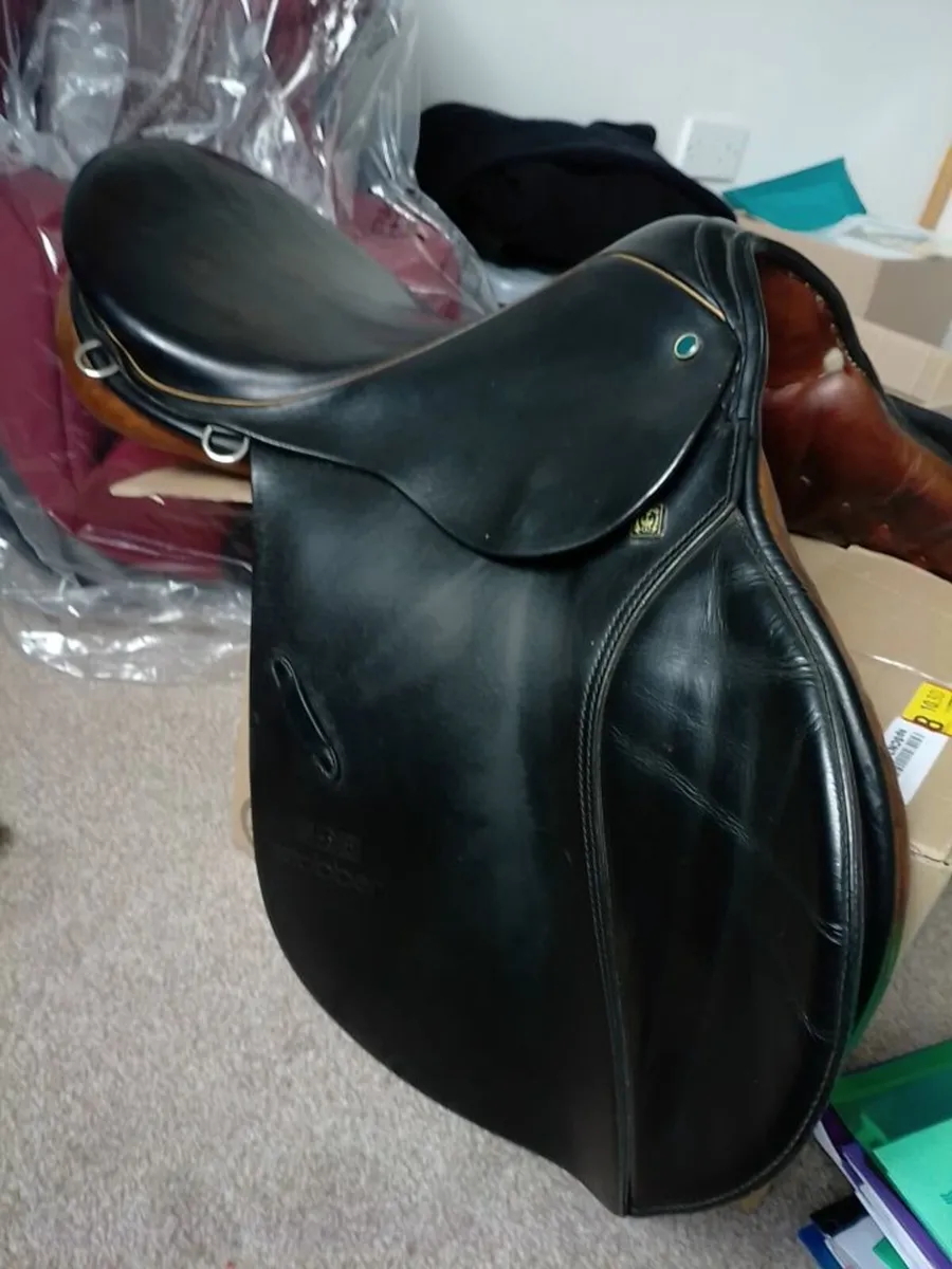 Stubben black gp saddle 18inch medium wide - Image 1