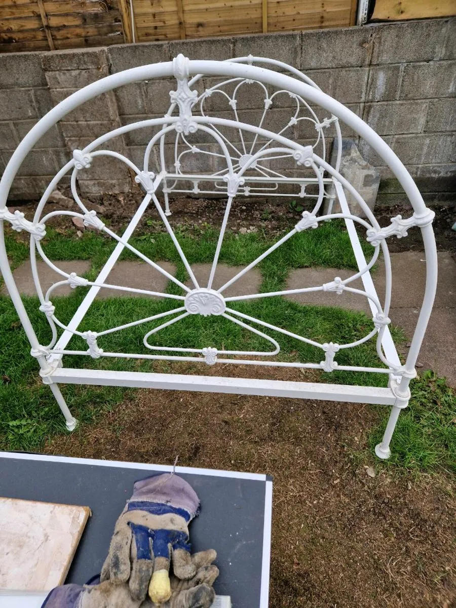 Antique 4ft 6 bed frame - Image 1