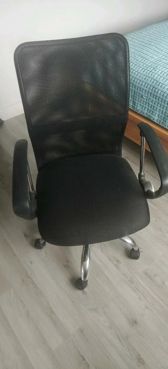 Office chair - Image 1