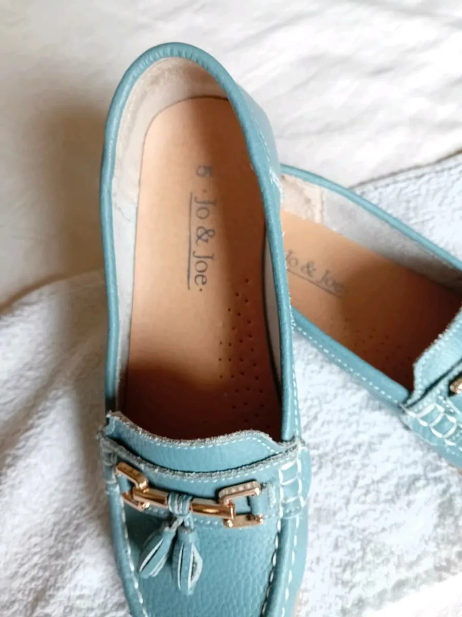 Ladies Shoes -Size 5 - Image 2