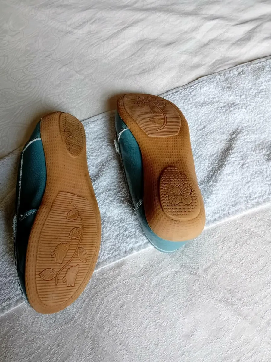 Ladies Shoes -Size 5 - Image 3