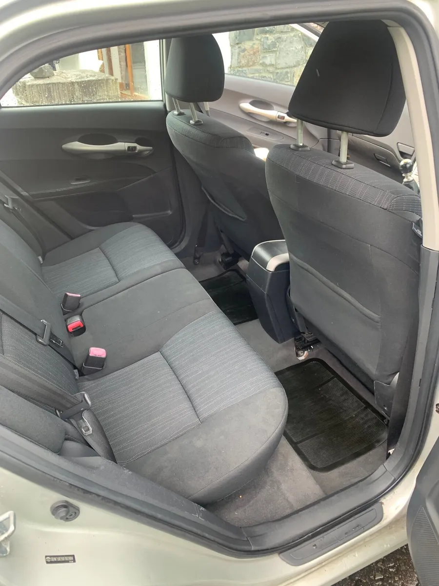 Toyota Auris 2009 - Image 2
