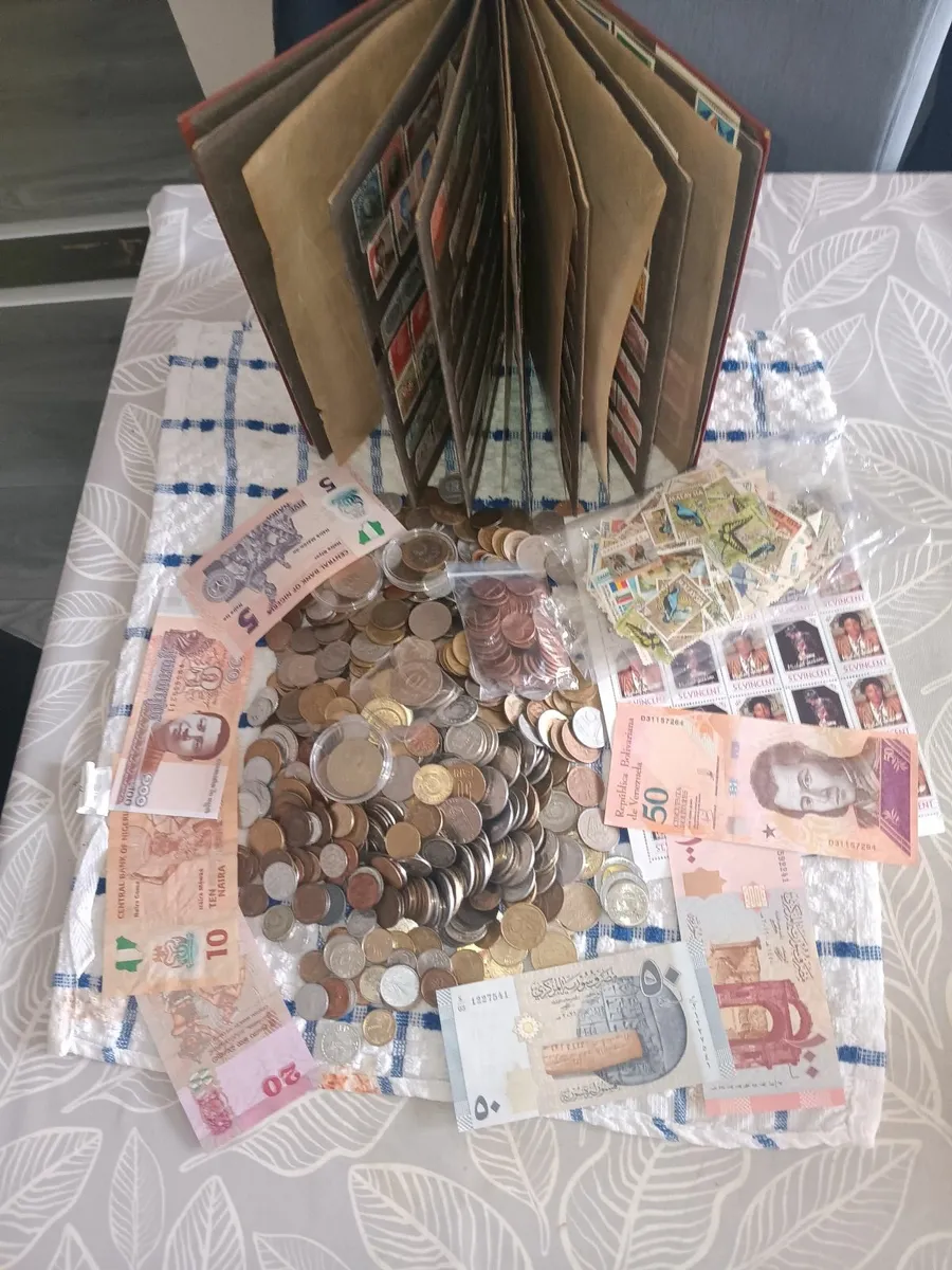 Bulk World Coins 3.100kg. and stamps - Image 1