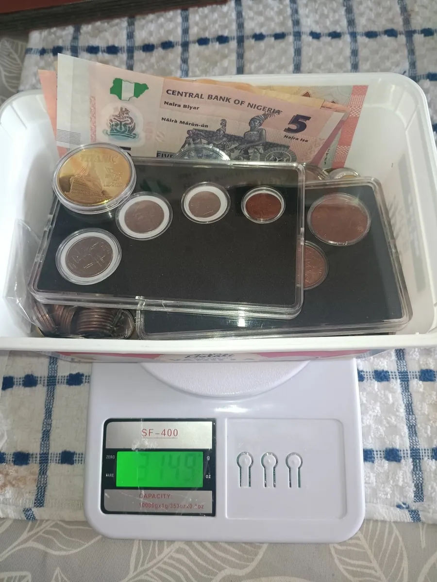 Bulk World Coins 3.100kg. and stamps - Image 2