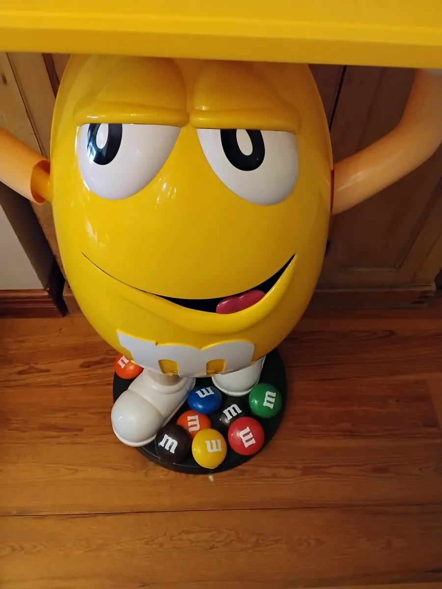 M and M character waiter - Image 1