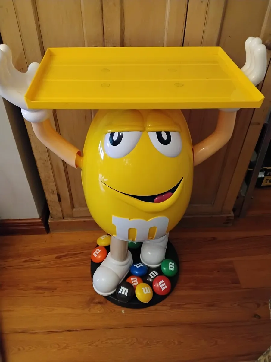 M and M character waiter - Image 2