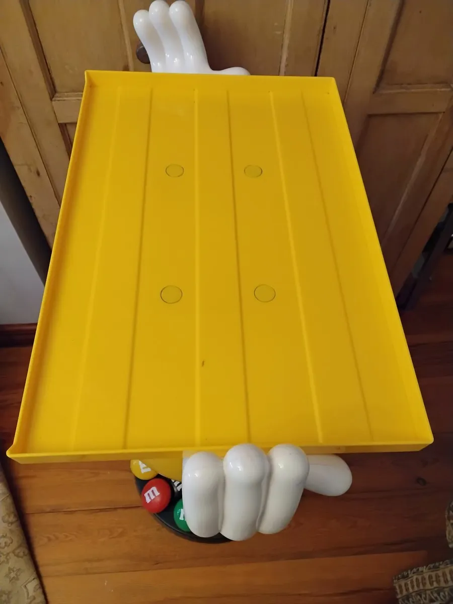 M and M character waiter - Image 3