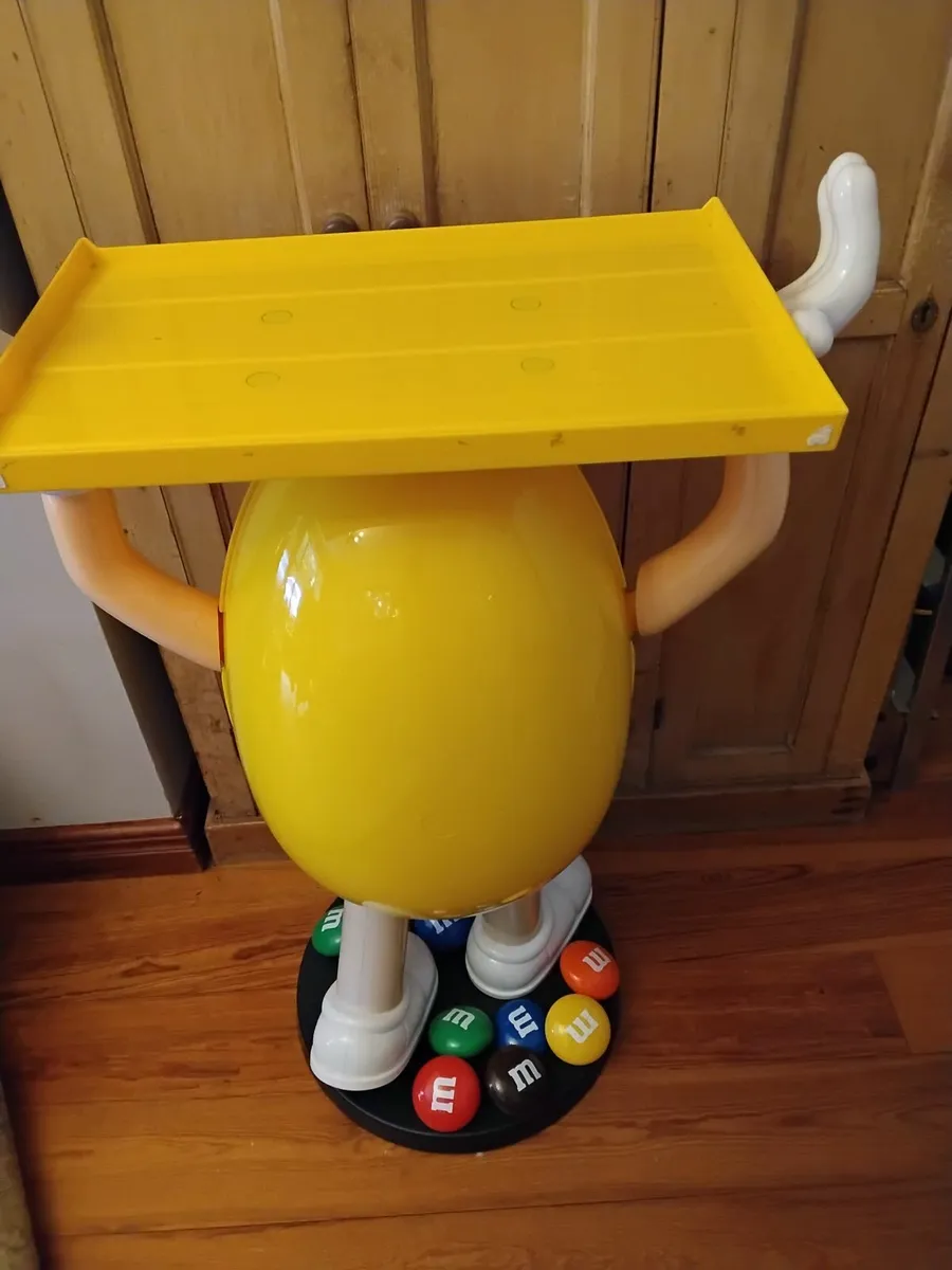 M and M character waiter - Image 4