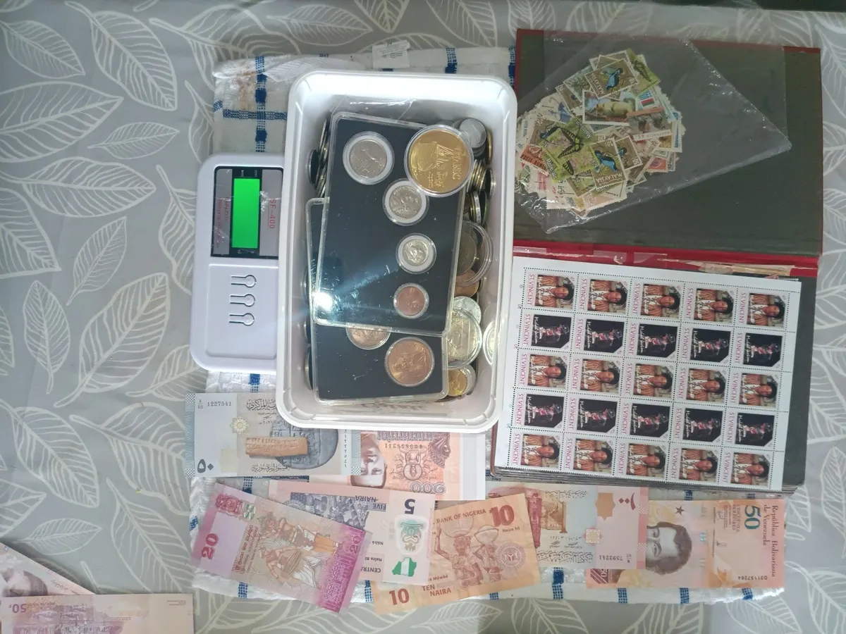Bulk World Coins 3.100kg. and stamps - Image 3