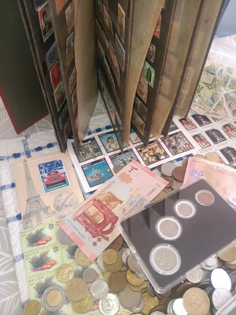 Bulk World Coins 3.100kg. and stamps - Image 4