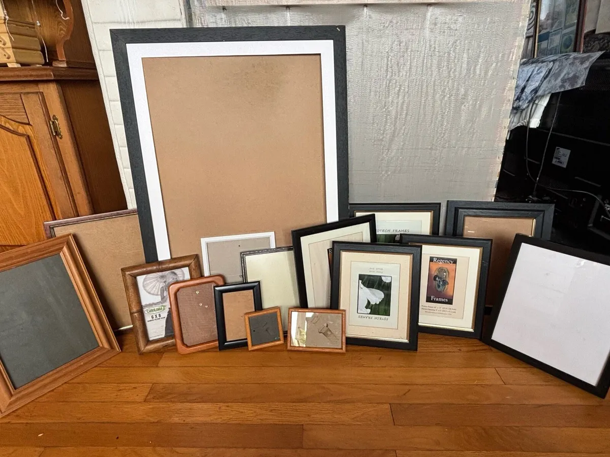 17 picture frames - Image 1