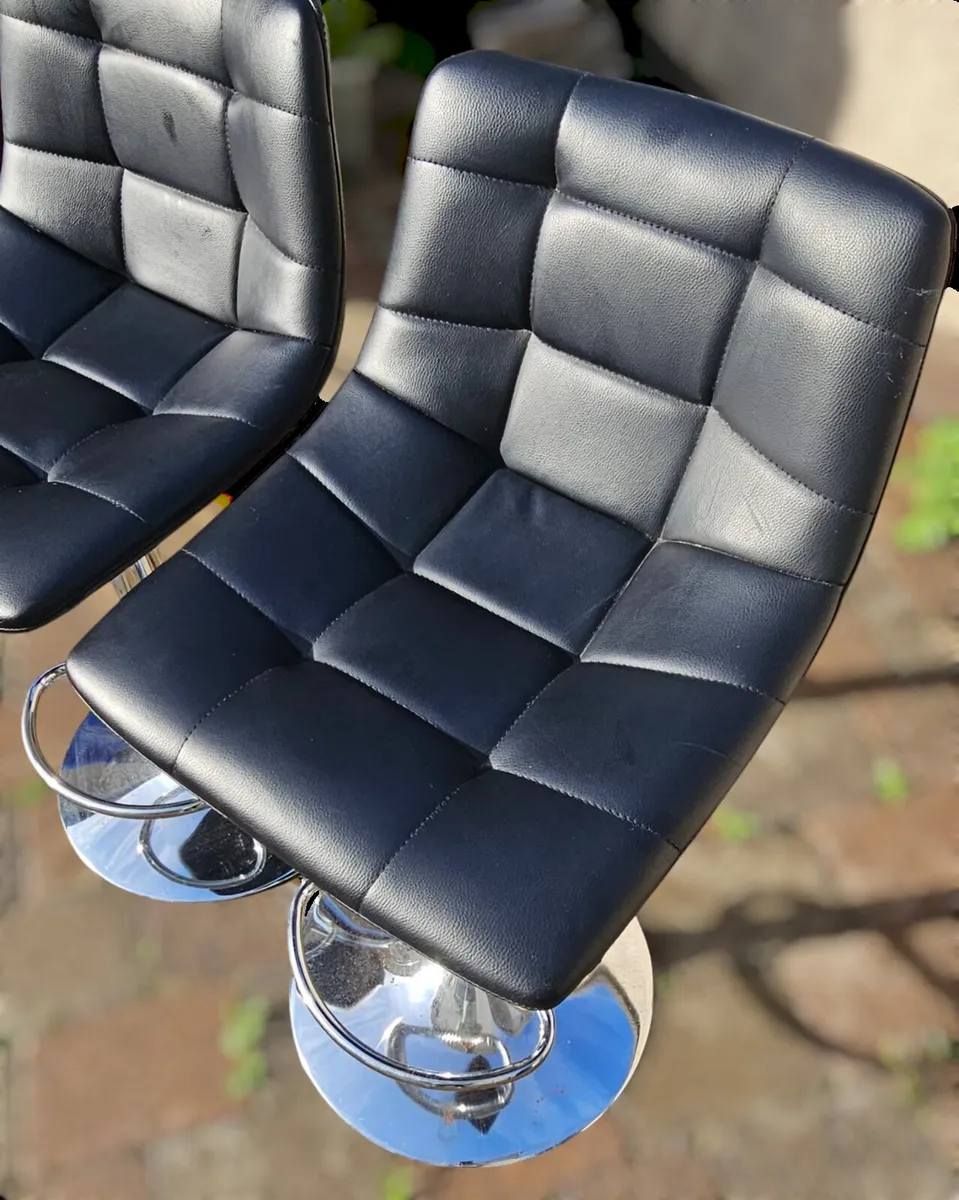Black raised kitchen chairs with a chrome base - Image 2