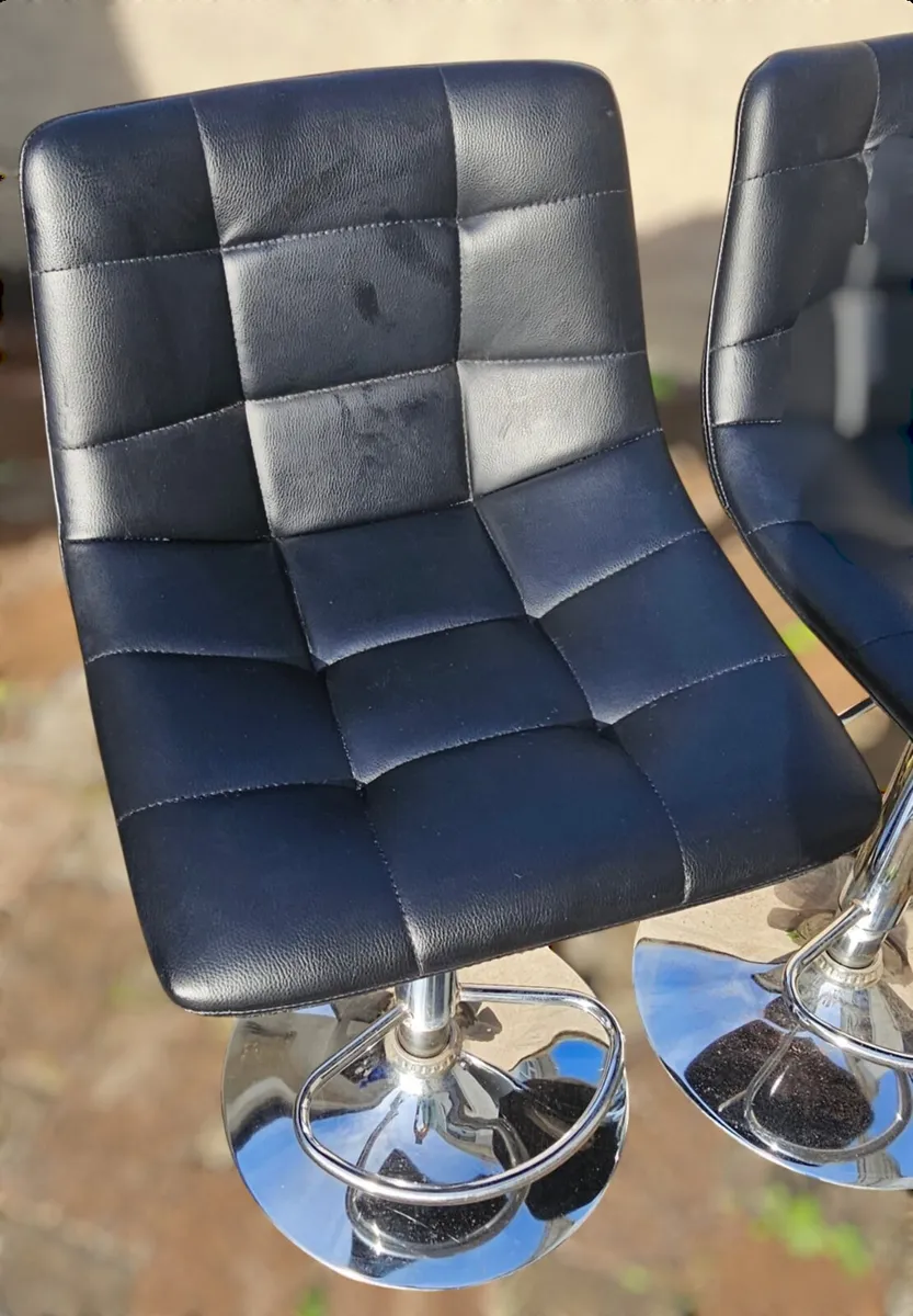 Black raised kitchen chairs with a chrome base - Image 3