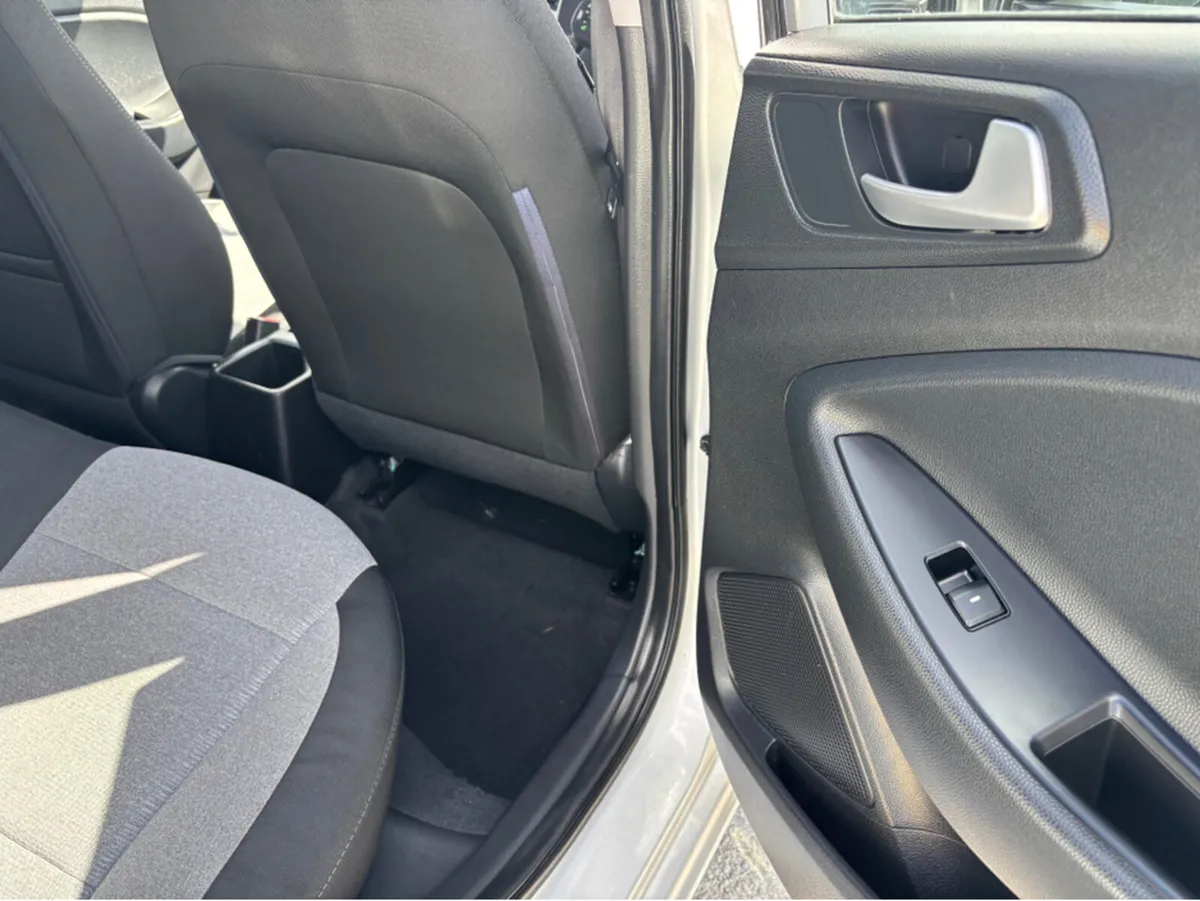 Hyundai i20 PETROL DELUXE 5DR - Image 2