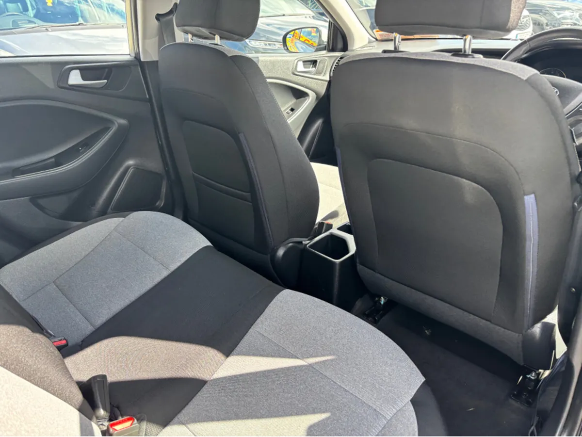 Hyundai i20 PETROL DELUXE 5DR - Image 3
