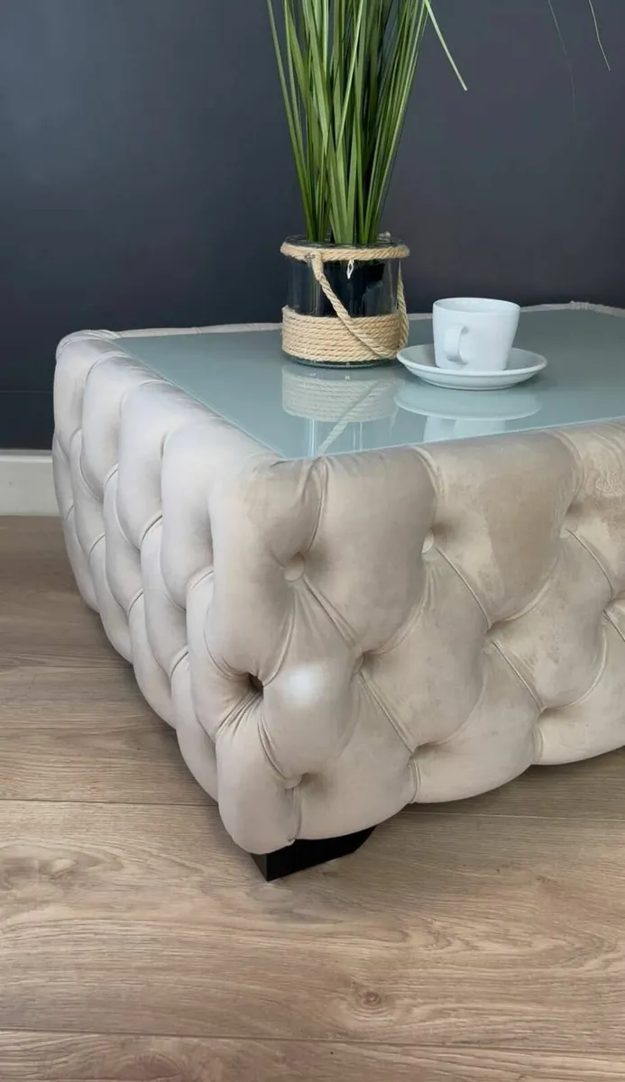 Chesterfield coffee table with glass - Image 1