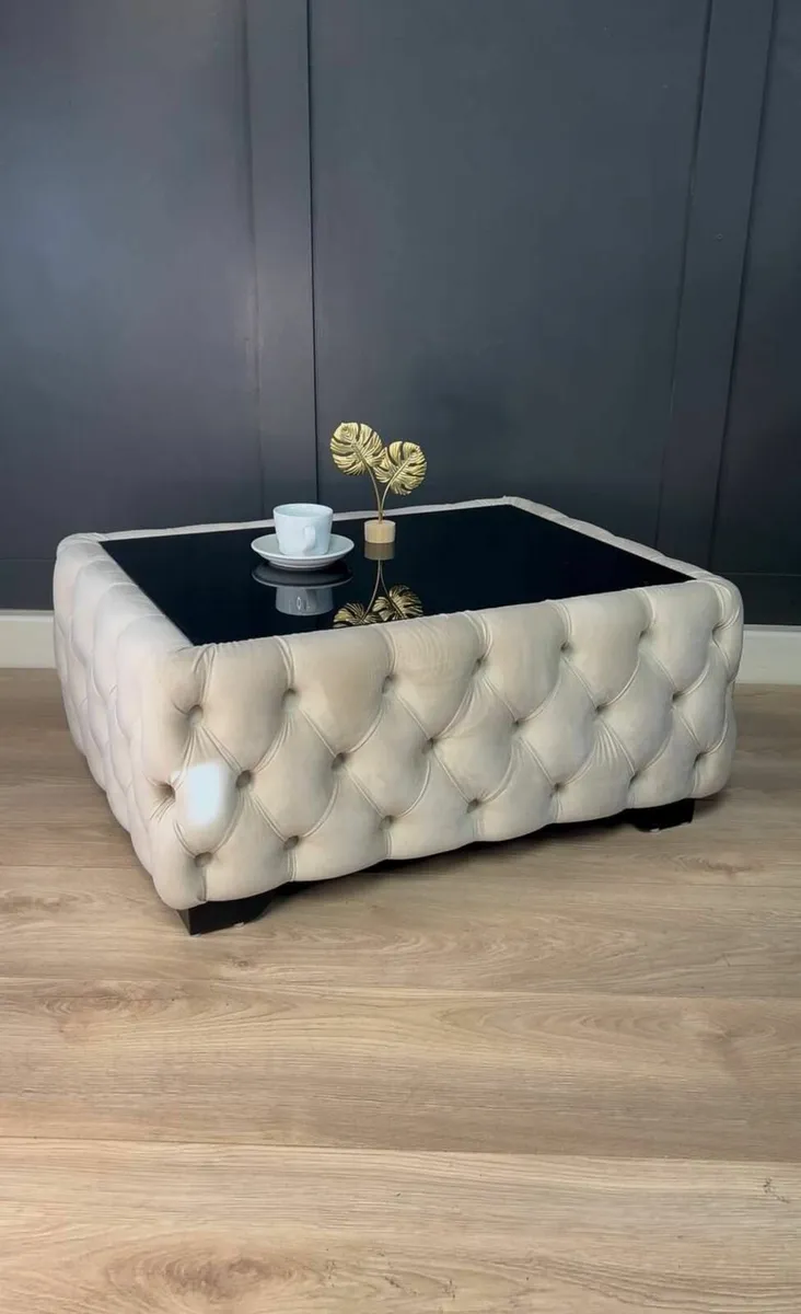 Chesterfield coffee table with glass - Image 2