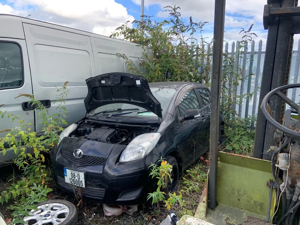 Toyota Yaris vitz for parts / Renault twingo - Image 1