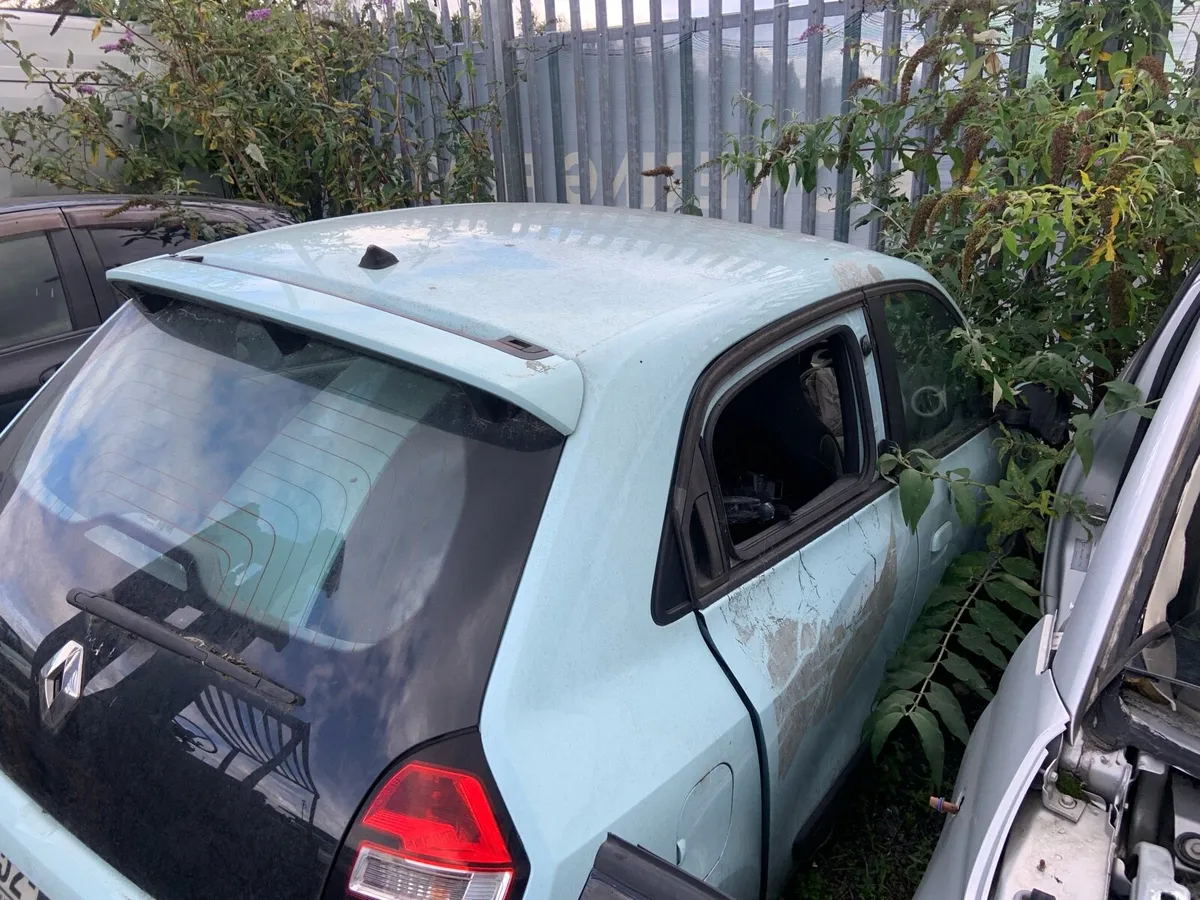 Toyota Yaris vitz for parts / Renault twingo - Image 2