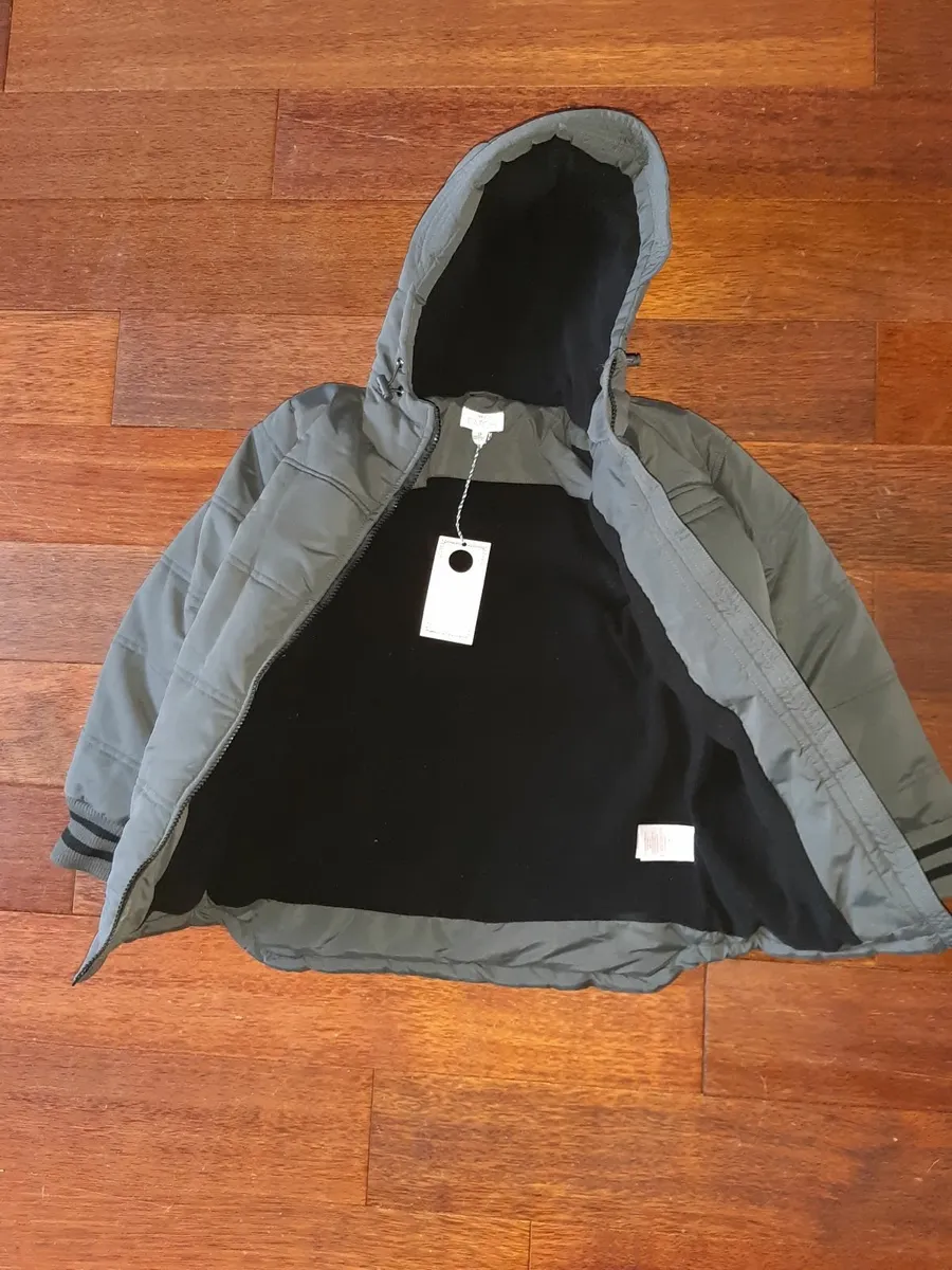BNWT boys coat Age 9 years - Image 3