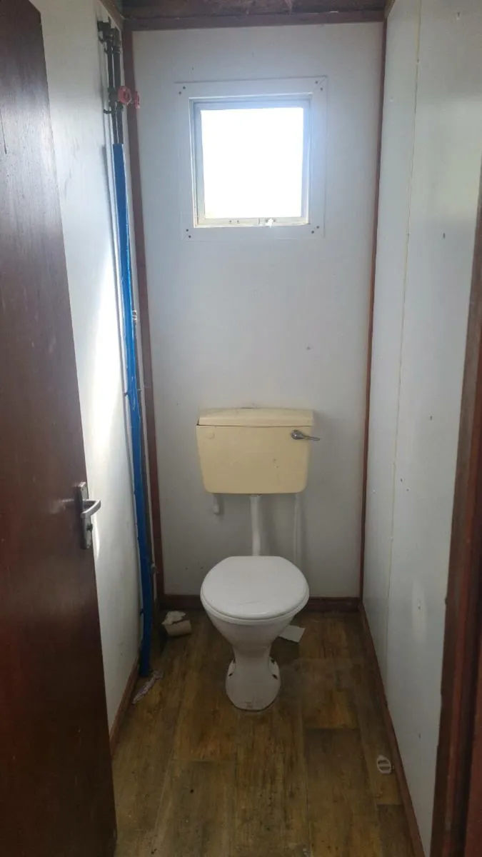 Toilet 12 x10 - Image 4