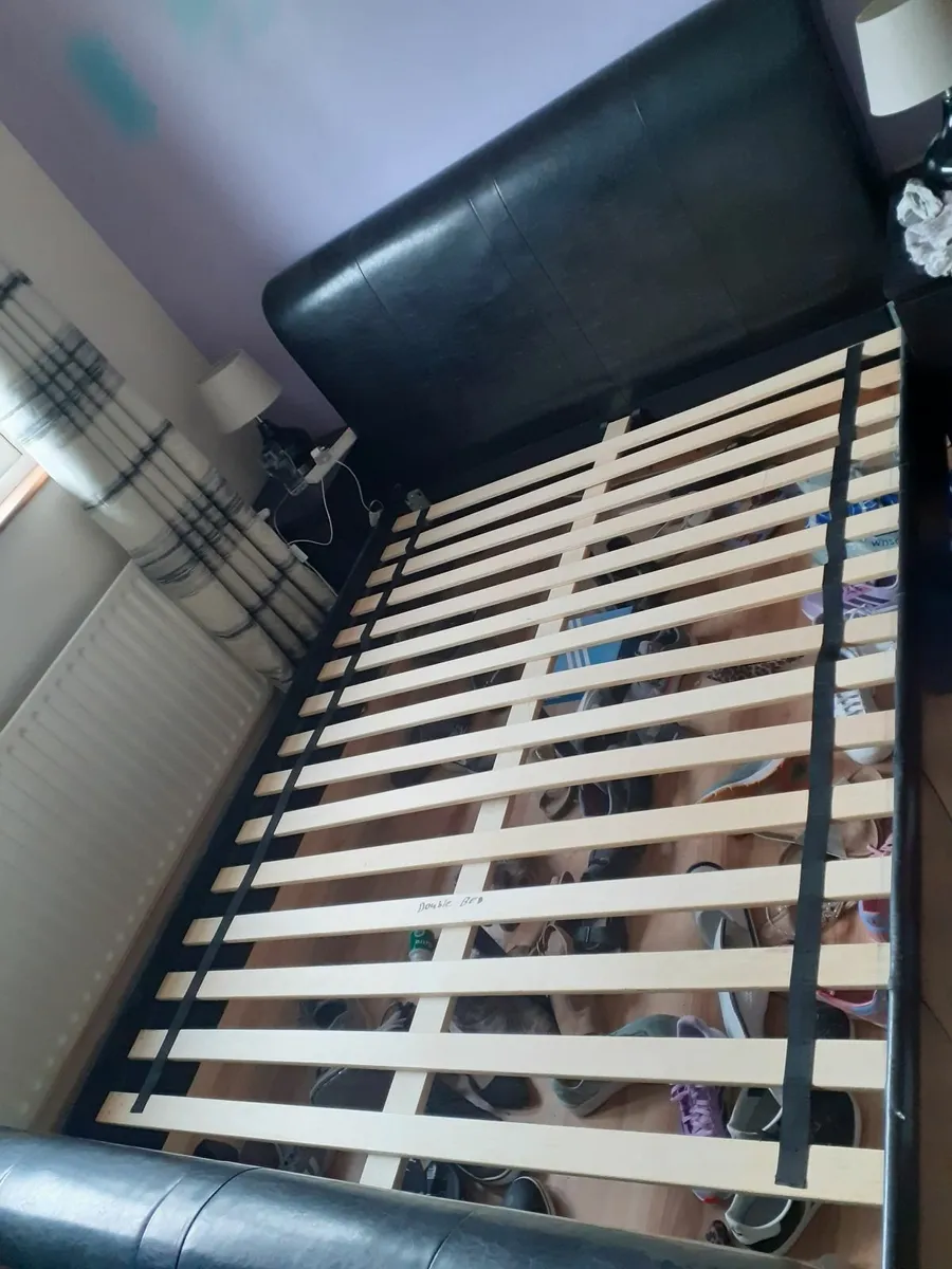 Kingsize bed+ 2 bedside lockers - Image 1