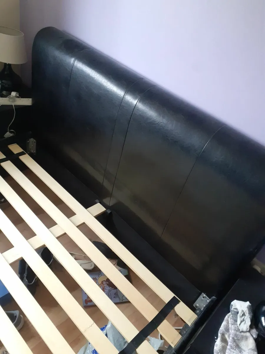 Kingsize bed+ 2 bedside lockers - Image 2