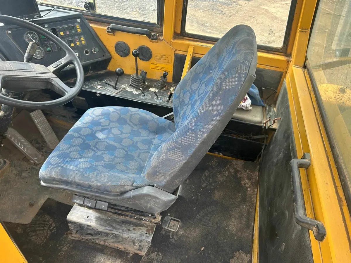 Volvo 30 Ton Dump Truck - Image 4