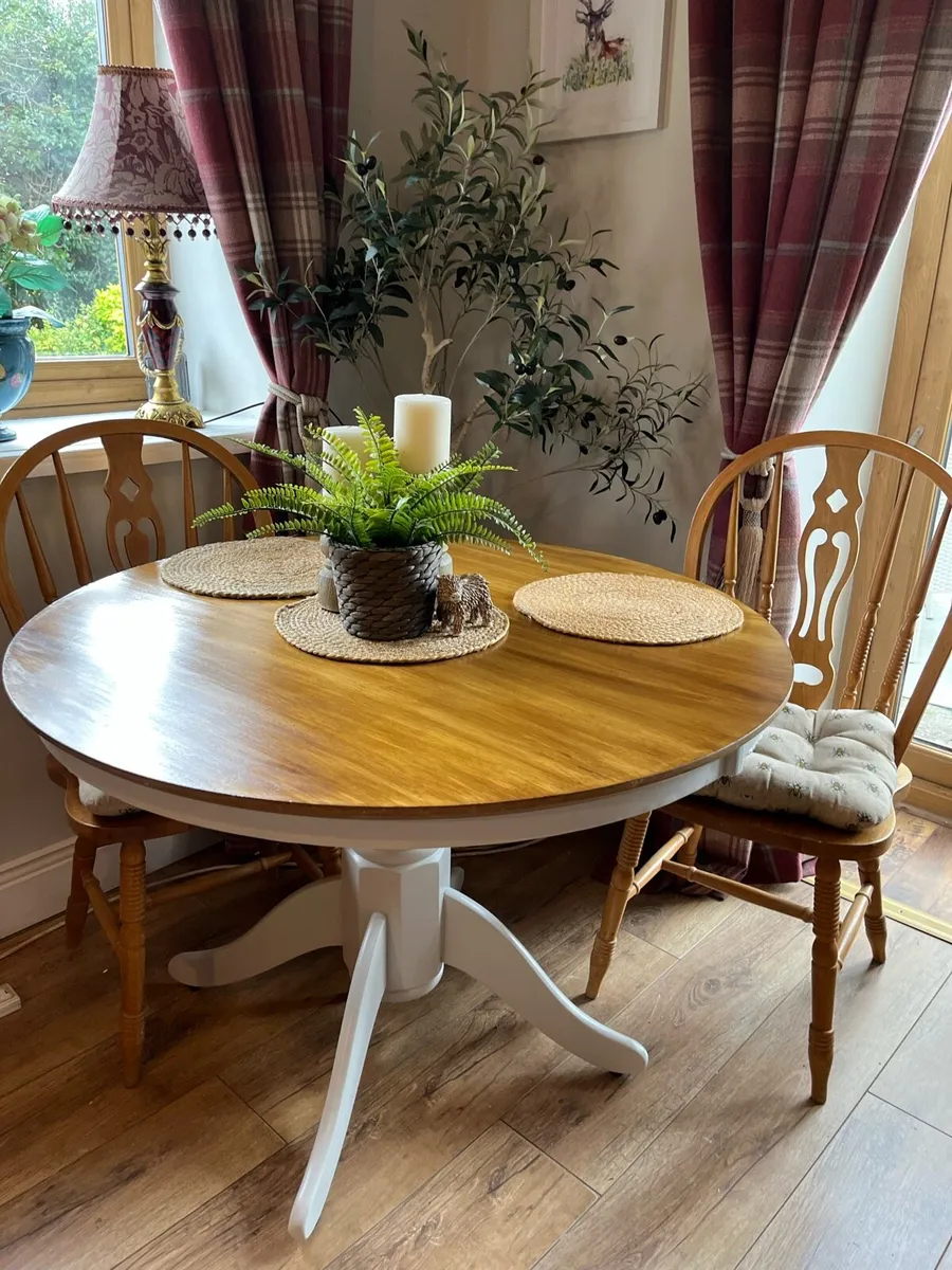 Round table and chairs set - Image 1