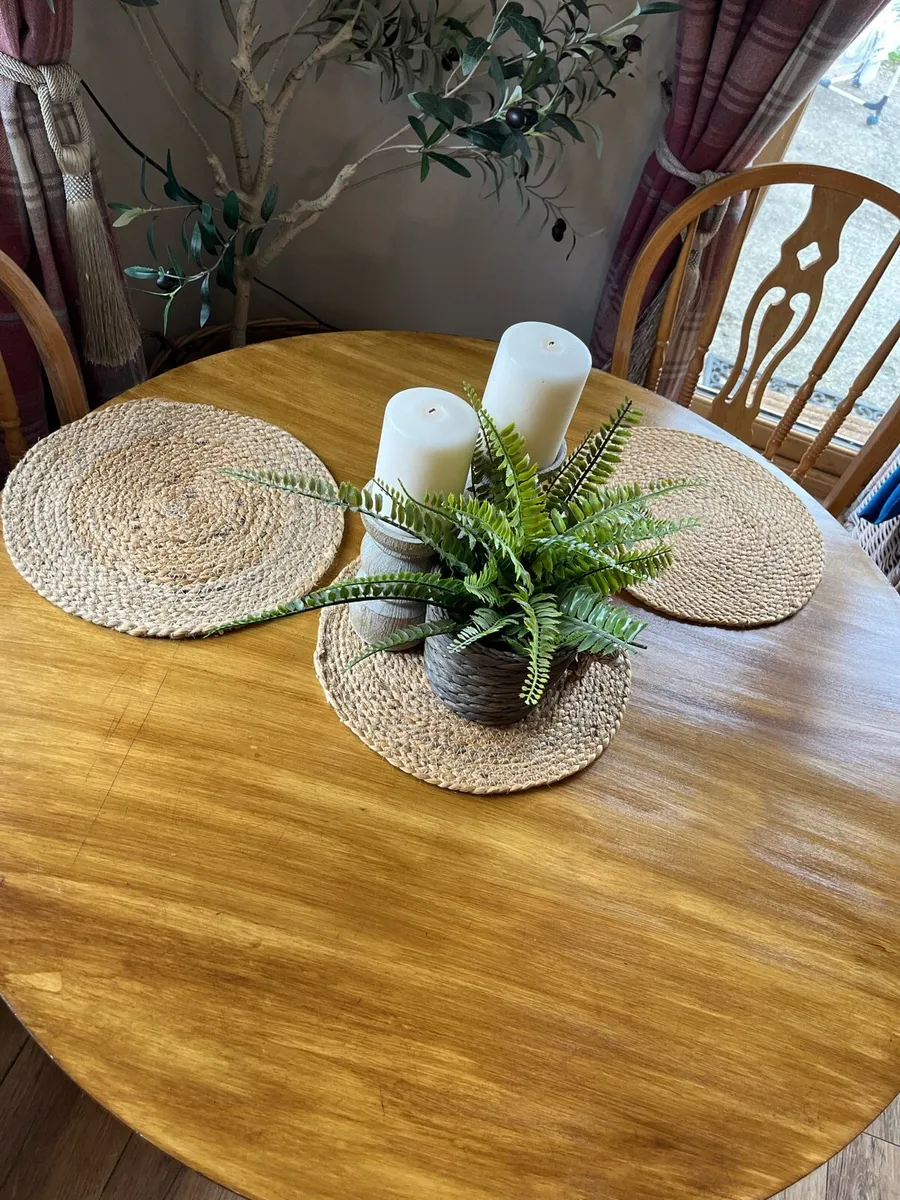 Round table and chairs set - Image 2