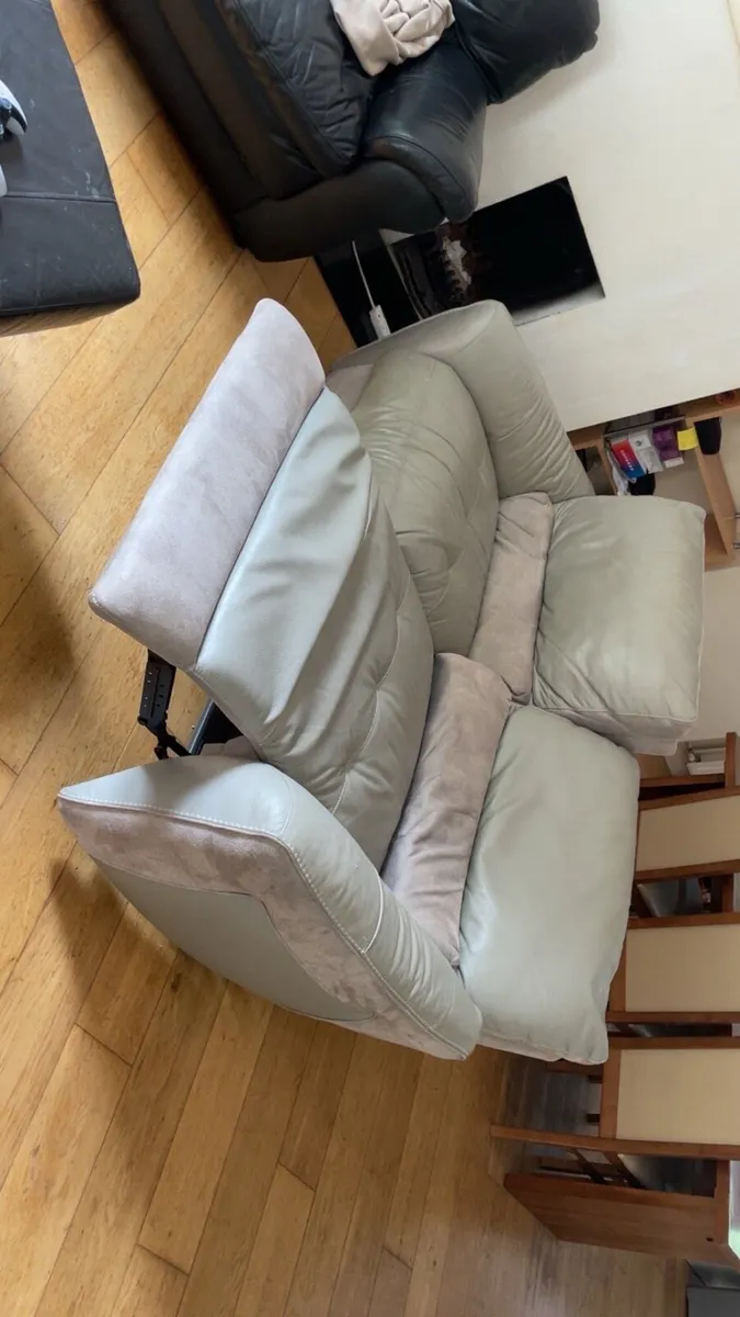 Cream coloured leather reclining couch - Image 1