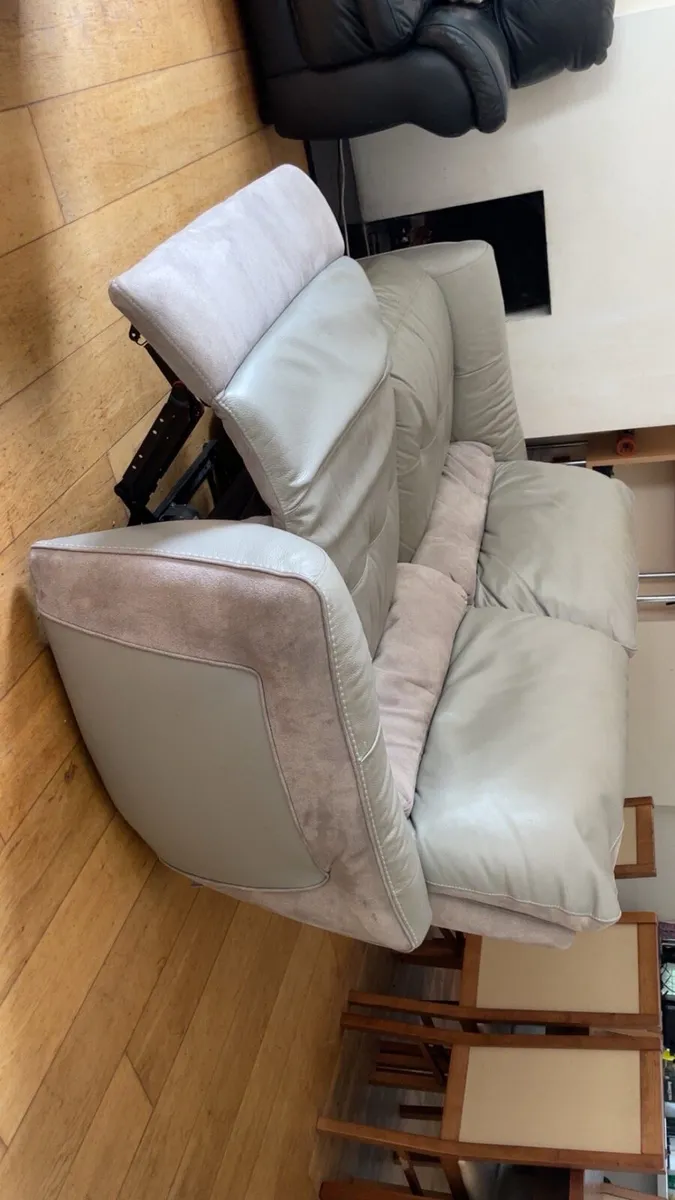 Cream coloured leather reclining couch - Image 2