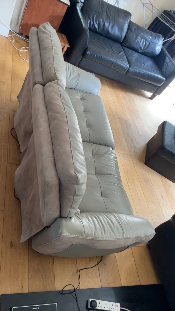 Cream coloured leather reclining couch - Image 3