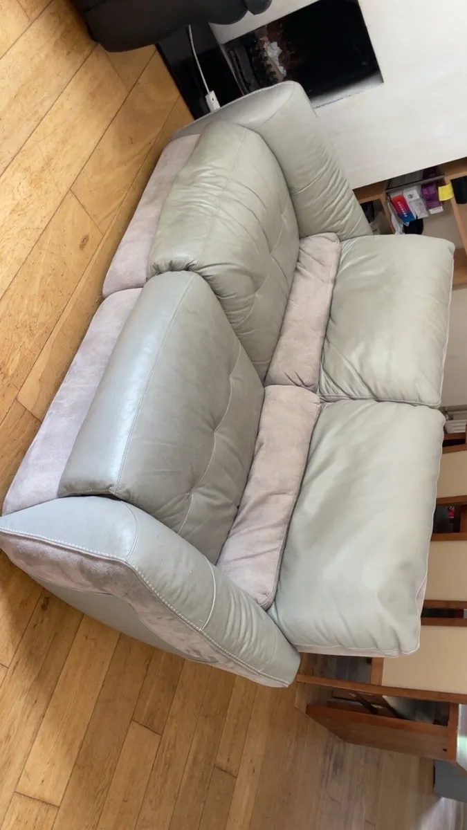 Cream coloured leather reclining couch - Image 4