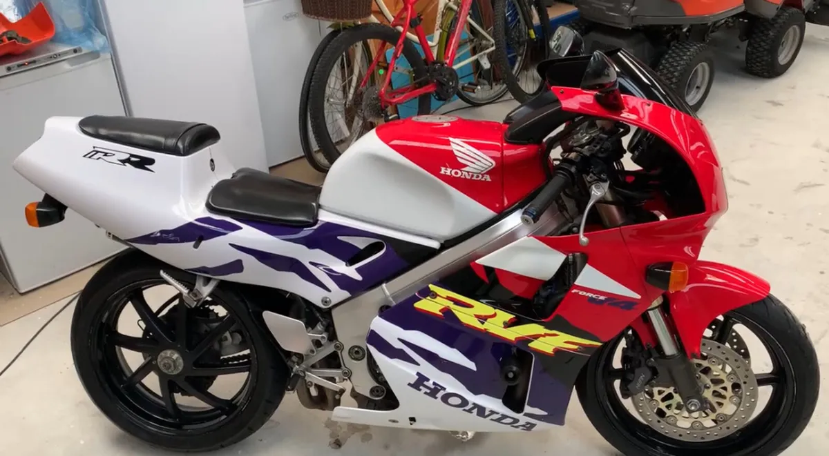 Honda RVF 400 - Image 1