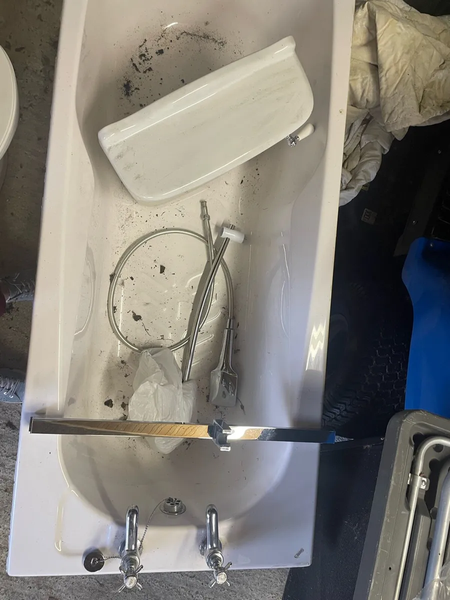 Bathroom suite to give away free - Image 1