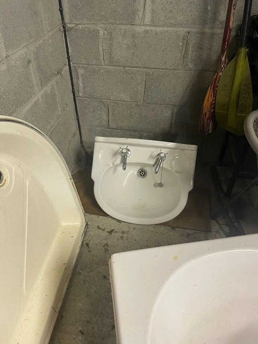 Bathroom suite to give away free - Image 2